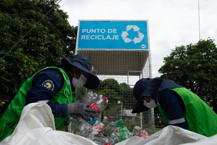 Fundación Coca-Cola instala contenedores Vital en Expocruz para que los visitantes puedan reciclar sus botellas plásticas