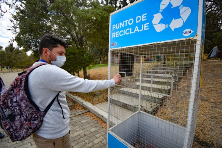 En el Vesty Pakos empezó la recolección de botellas PET en contenedores