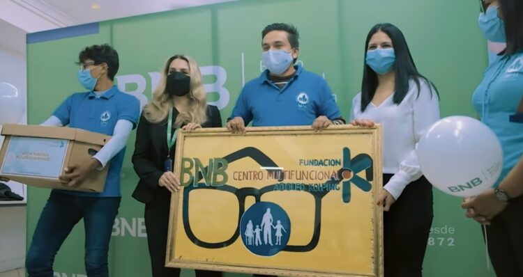 Banco Nacional de Bolivia en el marco de su programa «Veo Veo» entrega lentes en más de 20 centros de acogida