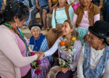 En el Día de la Mujer Boliviana, celebramos a aquellas que lideran el desafío de mejorar el acceso al agua en sus comunidades