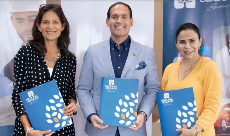 Nacional Seguros otorga 63 pólizas de seguro a jóvenes alteñas y cruceñas beneficiarias de “I3 Impacto Social”