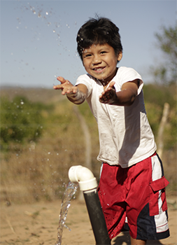 12 empresas suman esfuerzos para llevar agua a más familias de Itakise-Camiri 