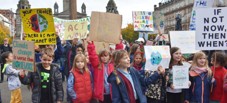 ONU/Laura Quinones Jóvenes activistas del medio ambiente se manifiestan durante la Conferencia sobre el Clima COP26 en Glasgow, Escocia.