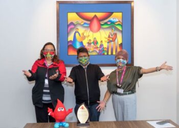 Hemocentro devela el cuadro de Mamani Mamani que revestirá su unidad móvil, la pintura fue posible gracias al apoyo de Laboratorio Bagó de Bolivia