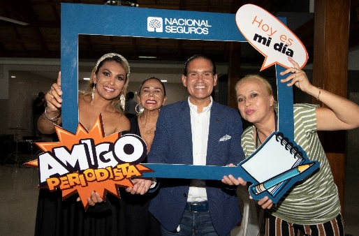 Nacional Seguros celebra a los periodistas con 290 pólizas de seguro contra accidentes