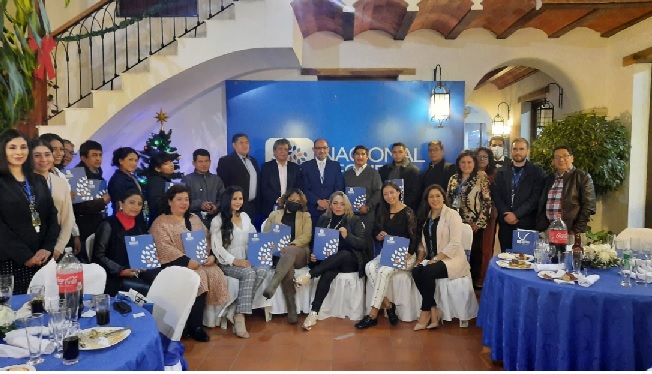 Nacional Seguros celebra a los periodistas con 290 pólizas de seguro contra accidentes