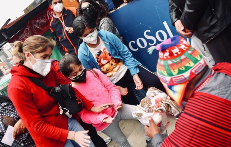 BancoSol lleva pagos con QRs a comerciantes artesanos y visitantes de la feria de Alasita