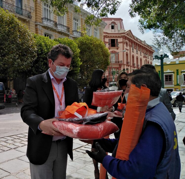 Ecofuturo construye oportunidades para los lustrabotas de la emblemática Plaza Murillo en la ciudad de La Paz