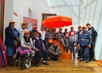 Banco ECOFUTURO apoya a lustrabotas de Oruro con material de trabajo