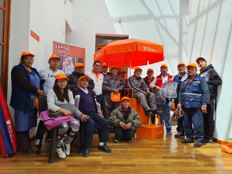 Banco ECOFUTURO apoya a lustrabotas de Oruro con material de trabajo