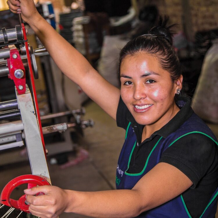 El BDP apoya el empoderamiento económico de las mujeres con una inyección de Bs1.185,5 millones