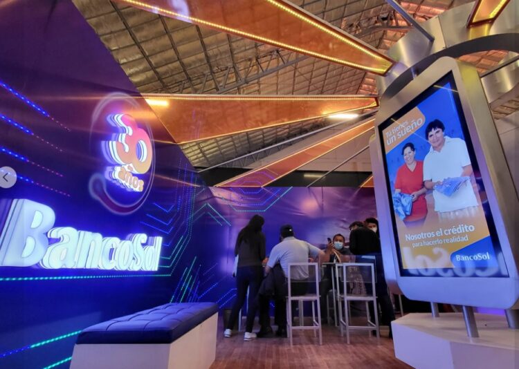 Banco FIE dispuso simuladores de banca digital para los visitantes a la Feria del Crédito