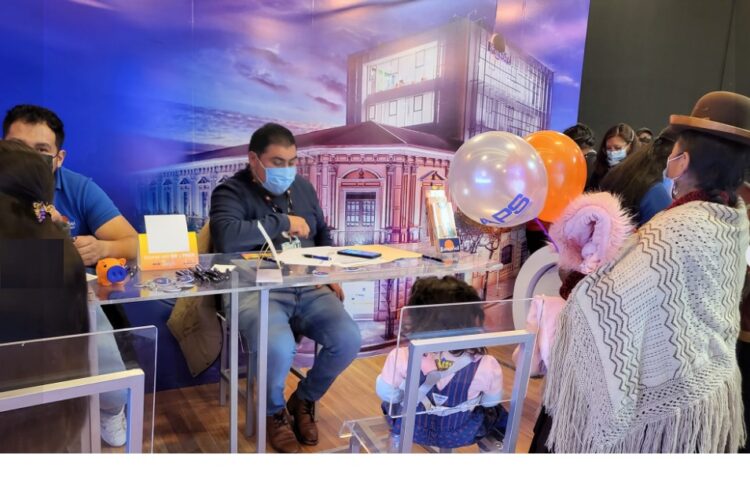 Banco FIE dispuso simuladores de banca digital para los visitantes a la Feria del Crédito