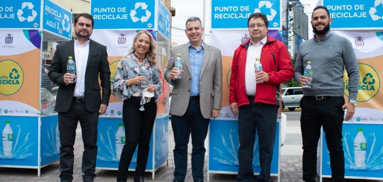 Con la entrega de 153 contenedores al Municipio, la Fundación Coca-Cola de Bolivia se suma al programa «Cocha Recicla»