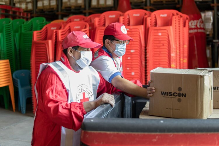 Embol dona más de 500 litros de alcohol en gel a La Cruz Roja