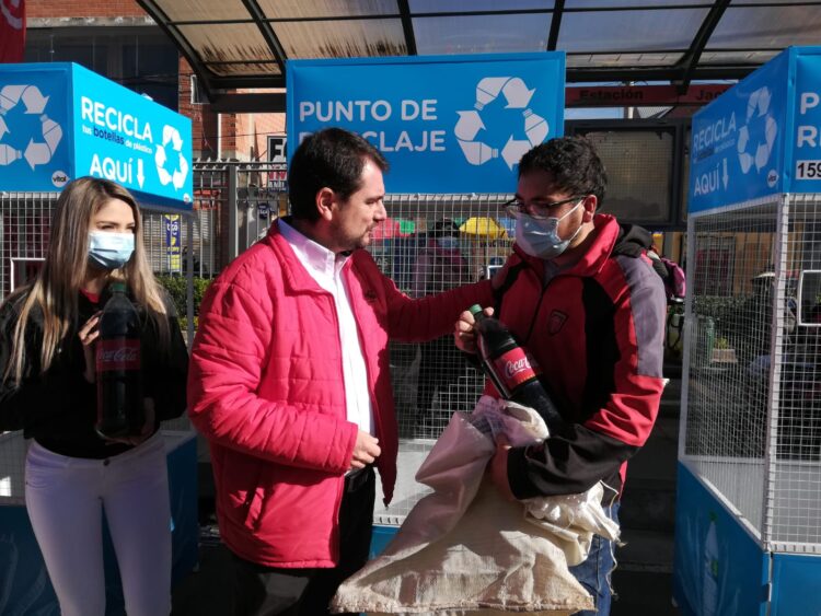 En el Día de la Tierra: Coca-Cola Bolivia promueve el intercambio de botellas de PET por envases retornables.