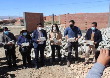CBN dona losetas recicladas, pallets y llantas para la construcción de un Ecoparque infantil en Oruro