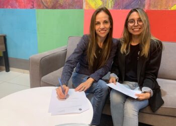 Dos mujeres están en busca de los mejores emprendimientos tecnológicos de Bolivia