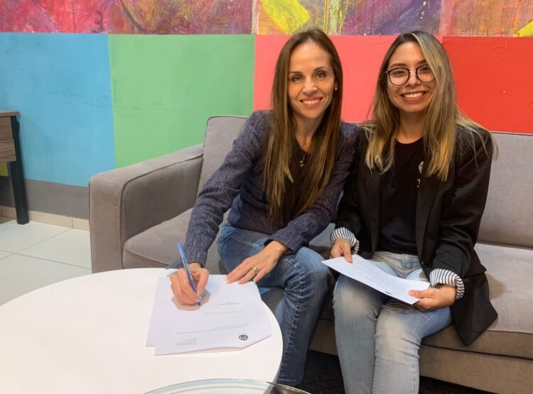 Dos mujeres están en busca de los mejores emprendimientos tecnológicos de Bolivia