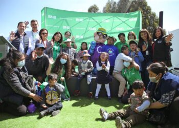 El BNB entrega lentes con medida a niños con discapacidad intelectual del Hospital del Niño