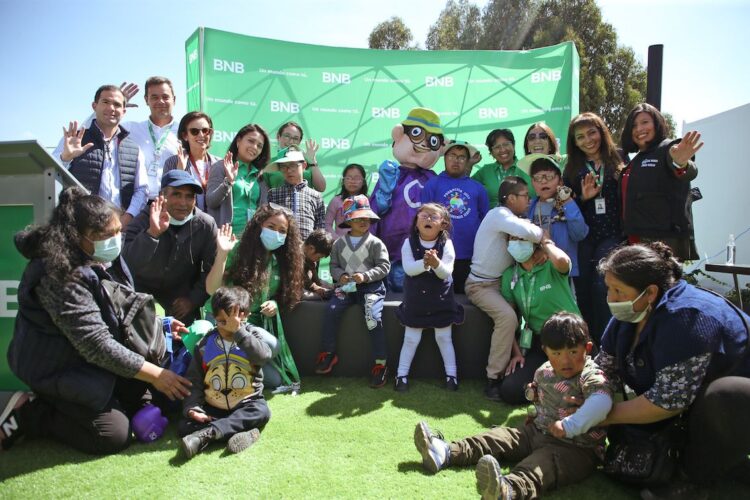 El BNB entrega lentes con medida a niños con discapacidad intelectual del Hospital del Niño