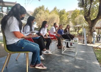 Las niñas y jóvenes viven entre la violencia y la falta de acceso a oportunidades tecnológicas