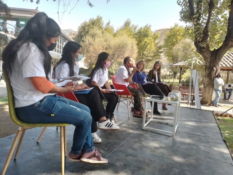 Las niñas y jóvenes viven entre la violencia y la falta de acceso a oportunidades tecnológicas