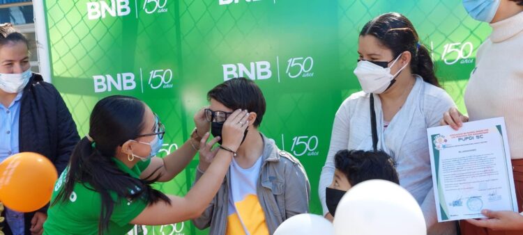 El BNB entrega 800 lentes con medida a niños con discapacidad intelectual en Santa Cruz