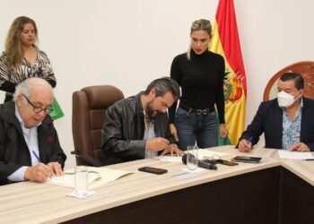 Santa Cruz: CRE y Emacruz firman convenio para crear abono de la poda de árboles