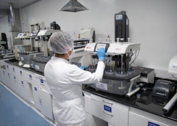 Primer Laboratorio Industrial Farmacéutico en recibir acreditación de su laboratorio de Control de Calidad