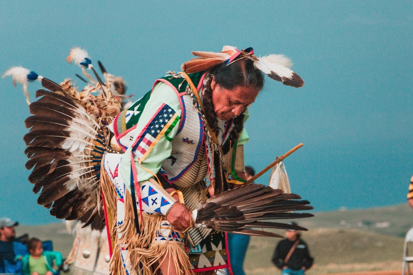 Un hombre nativo americano lakota en una reunión pow-wow. Foto de Andrew James/ Unsplash