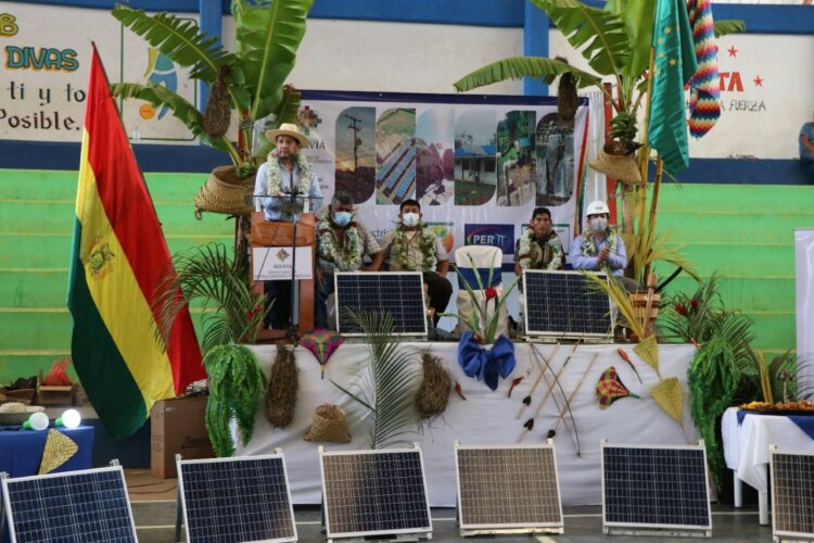 Gobierno beneficia a familias, escuelas y hospitales de 65 comunidades del Beni con sistemas fotovoltaicos