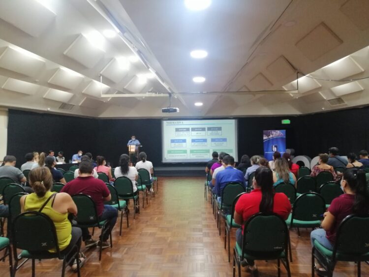 Impuestos capacita a 80 socios de Asosur y del transporte pesado, en Santa Cruz