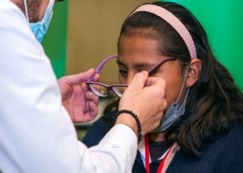 El programa de salud visual del BNB beneficia a más de 800 niños y jóvenes de Cochabamba