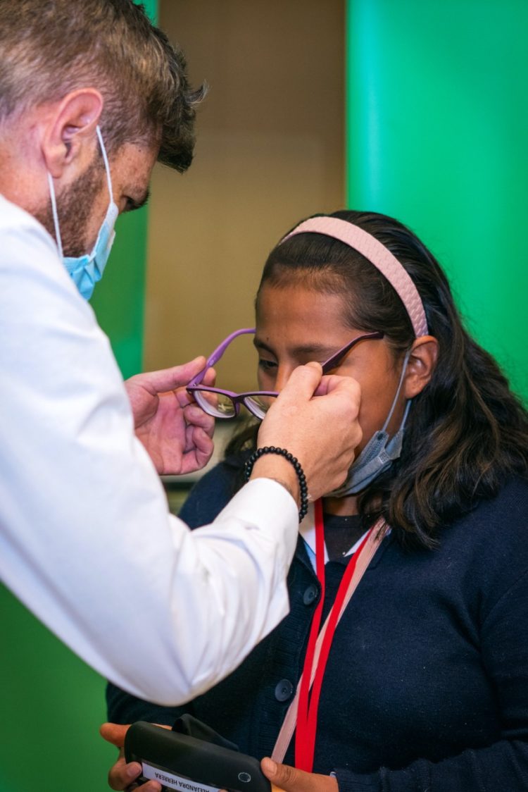 El programa de salud visual del BNB beneficia a más de 800 niños y jóvenes de Cochabamba