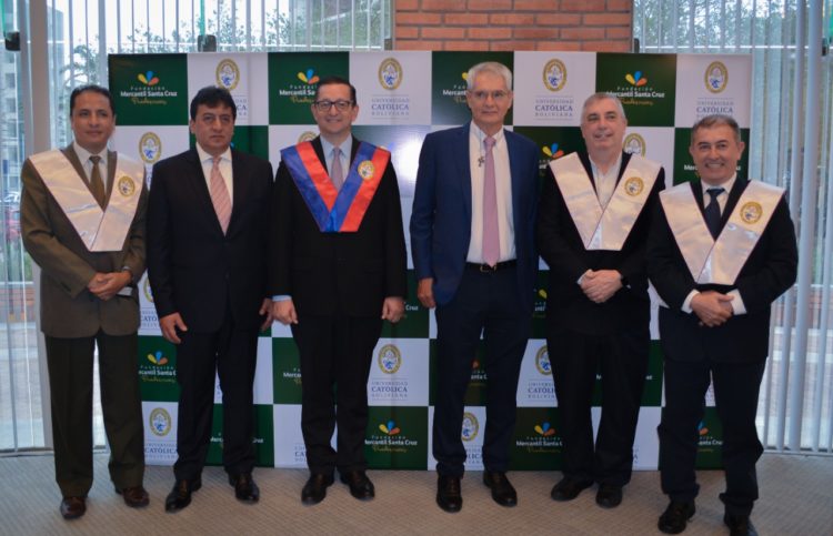 Primera graduación del Programa Becas de la Fundación Mercantil Santa Cruz, en la ciudad de Santa Cruz