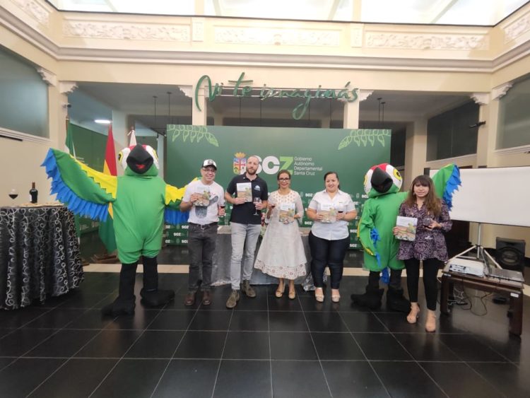 Se presenta el Plan de Acción para la Paraba Frente Roja, con el fin de salvarla de su extinción