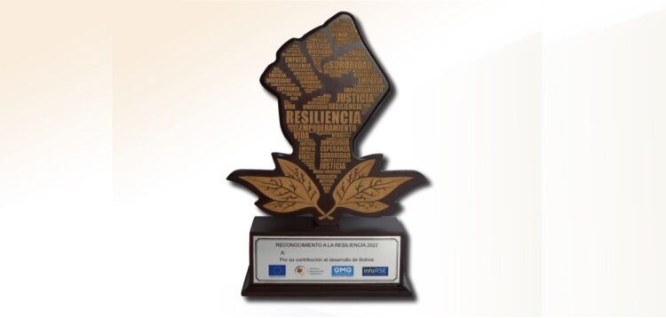 Galardón: un puño que representa la fuerza y el valor para reinventarse