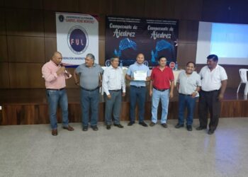 Finning Bolivia inspira a estudiantes de Universidades con charlas STEM