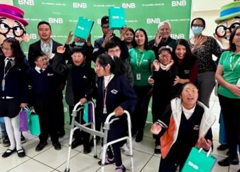 Programa Veo Veo del BNB entrega más de un centenar de lentes en la ciudad de El Alto