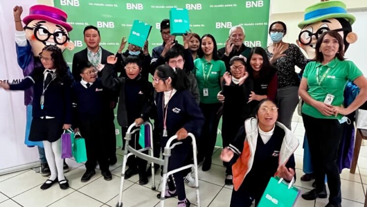 Programa Veo Veo del BNB entrega más de un centenar de lentes en la ciudad de El Alto