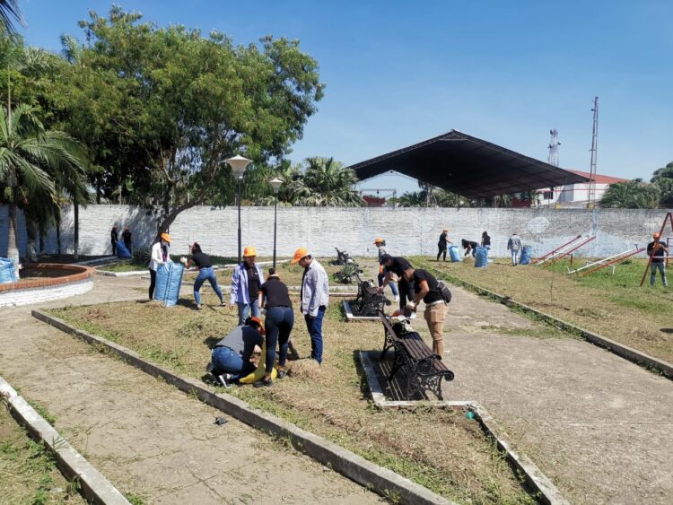Campaña Ecolimpieza: plazuela del comité  Cívico en Montero luce remozada