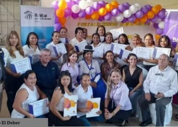43 mujeres se graduaron como plomeras, en el pasado, un oficio casi exclusivo de hombres. 