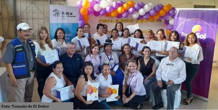 43 mujeres se graduaron como plomeras, en el pasado, un oficio casi exclusivo de hombres. 