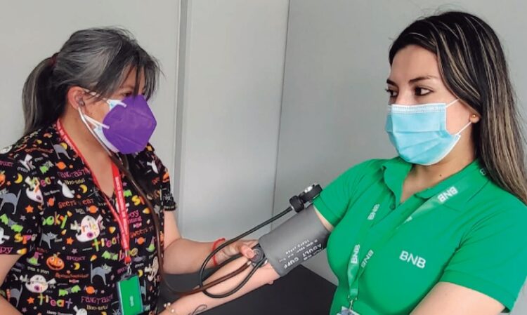 El BNB impulsa entre su colaboradores un entorno saludable priorizando la salud más allá de las obligaciones normativas.