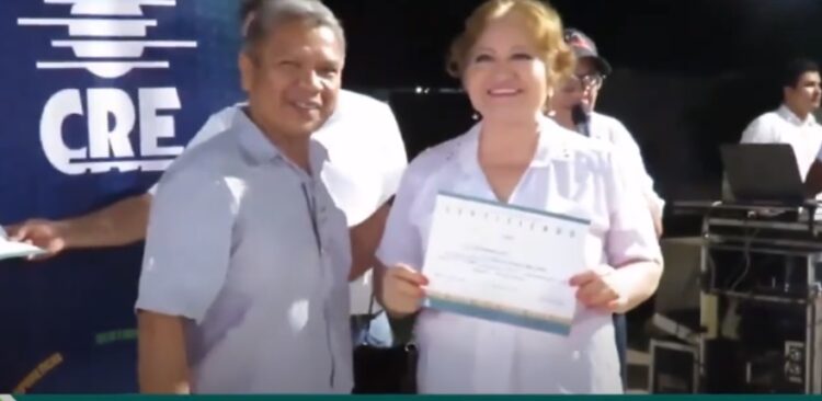 CRE entrega certificados a más de 1000 personas de los distritos cruceños 10, 11 y 1 que fueron capacitados en distintos oficios