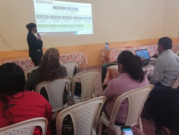 Impuestos capacita a 35 afiliados al Colegio de Contadores de Quillacollo