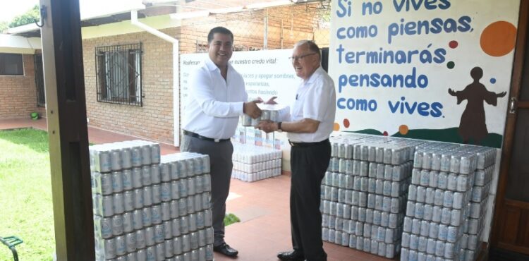 CBN dona 12 mil unidades de agua para beneficiar a la Fundación Hombres Nuevos