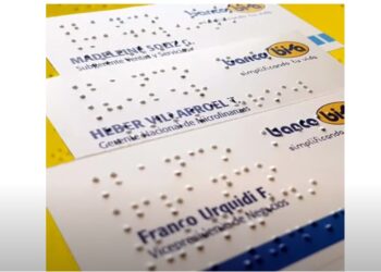 Inclusión: Tarjetas de presentación de funcionarios de Banco BISA  incluyen braille