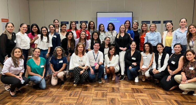 8 funcionarias de BancoSol participan en los programas de «Liderazgo para Transformar» de la Fundación Iguales